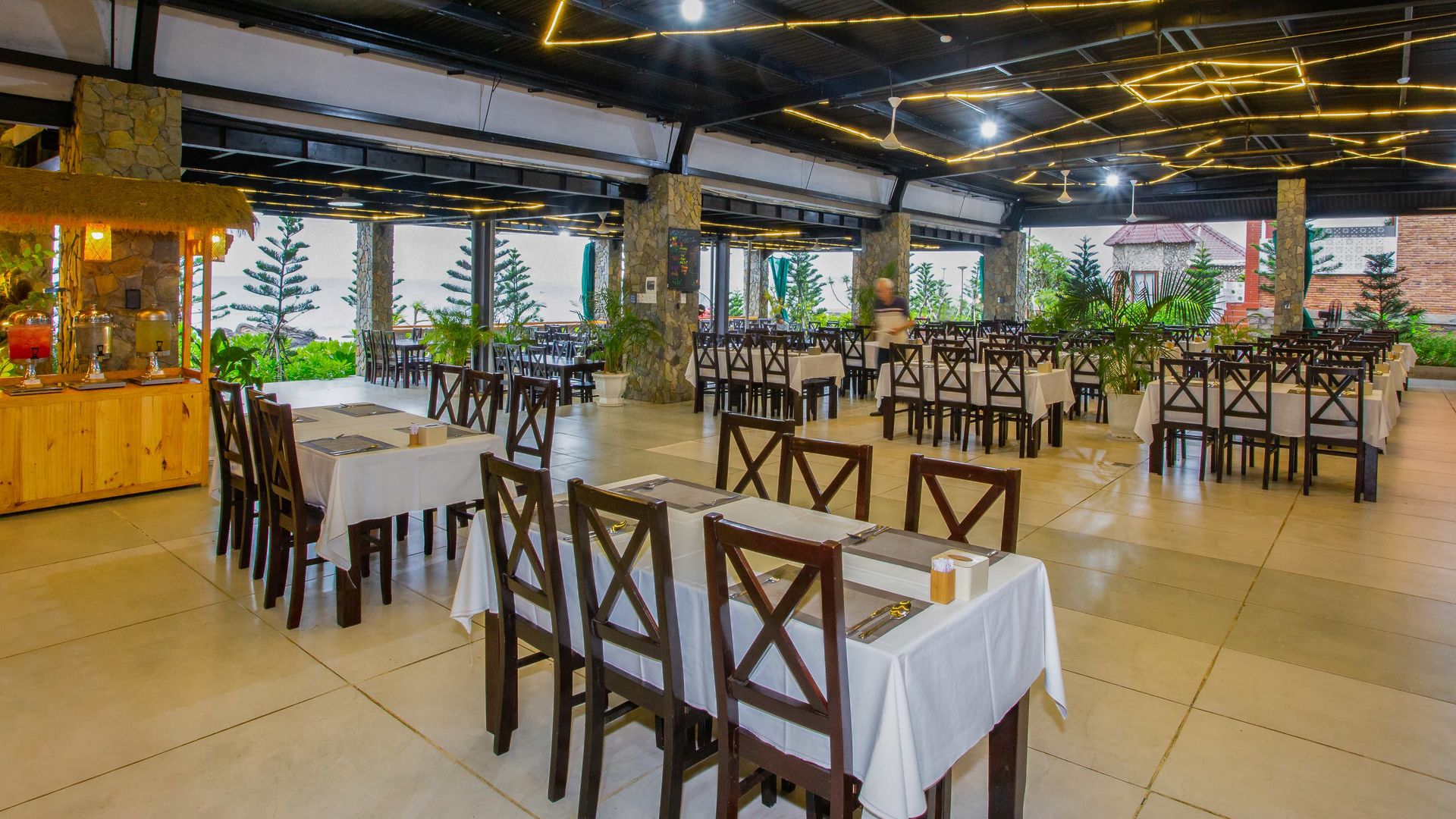 Không gian phục vụ sát biển trong nhà của Rock Beach Restaurant