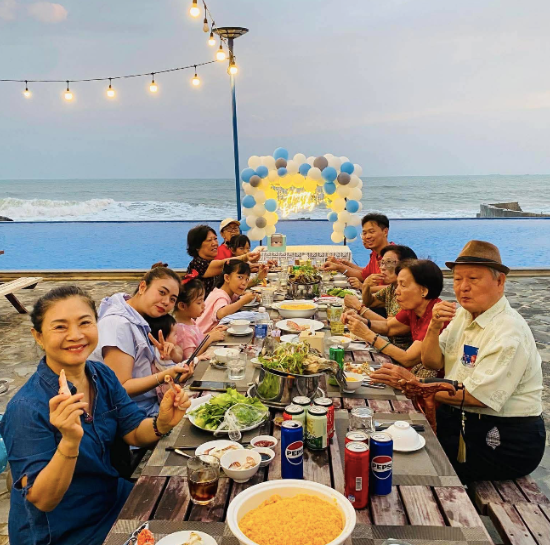 Gia đình thưởng thức BBQ bên biển Gia đình thưởng thức BBQ bên biển