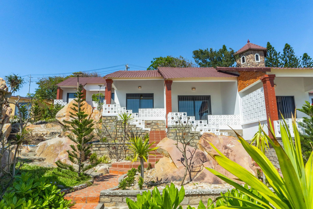 AdoraBay Beachfront Grand View 2.webp