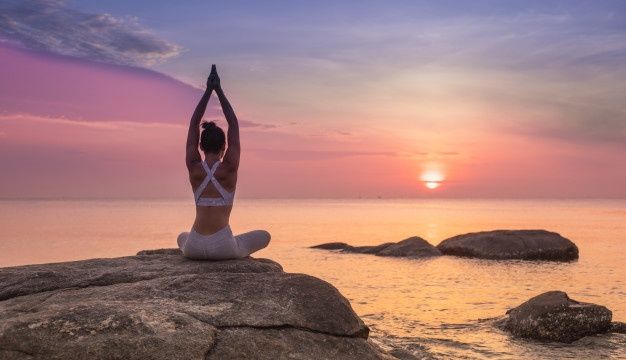 “SUNRISE YOGA TRÊN ĐÁ”: HOẠT ĐỘNG YOGA ĐỘC ĐÁO TRÊN CÁC MỎM ĐÁ TỰ NHIÊN KHI BÌNH MINH